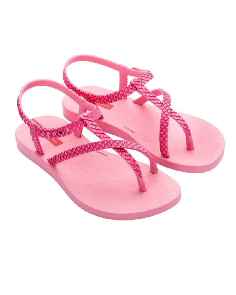 סנדל ילדות בטקסטורה מנוחשת