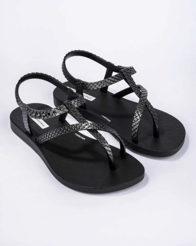 סנדל ילדות בטקסטורה מנוחשת